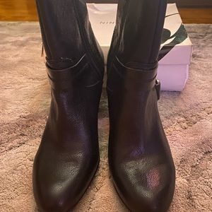 Women black wedge booties with sipper closure in the side